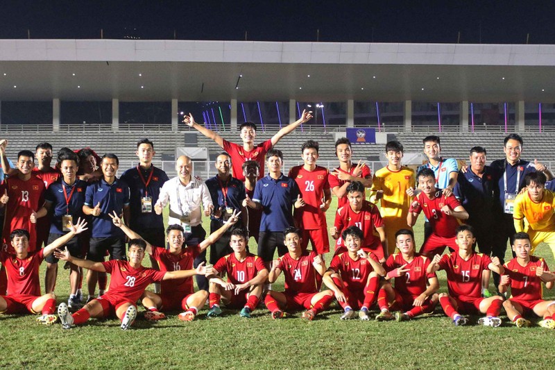 Đội tuyển U19 Việt Nam ăn mừng sau khi giành vé vào bán kết. (Ảnh: VFF)