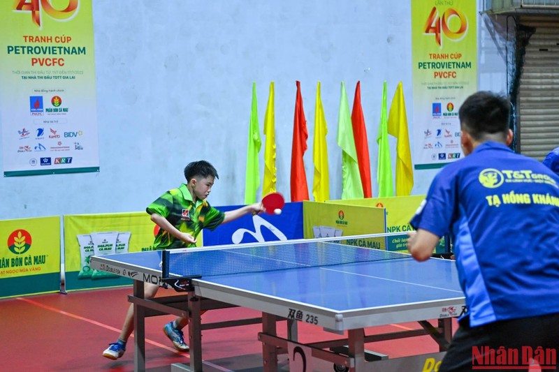 Tay vợt nhỏ tuổi Lý Gia Hùng (Lâm Đồng 2) trong trận thi đấu nội dung đồng đội nam với đội CLB Hà Nội T&T. 