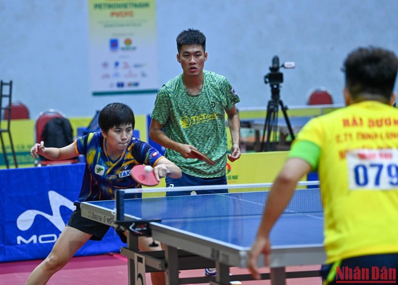 Cặp đôi Diệu Khánh và Hồng Khánh giành thắng lợi trong hai ván đấu đầu tiên.