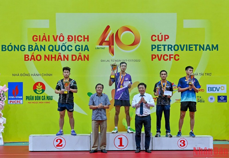 Phó Tổng Biên tập Báo Nhân Dân Quế Đình Nguyên và Giám đốc Sở Văn hoá Thể thao và Du lịch Gia Lai Trần Ngọc Nhung trao huy chương và cúp cho các vận động viên đoạt giải tại nội dung Đơn nam. 