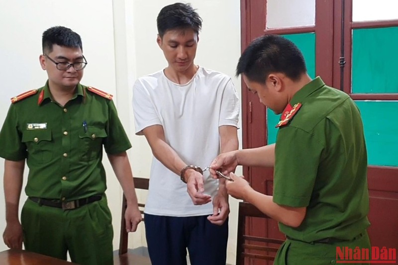 Công an Điện Biên tiến hành lệnh bắt tạm giam Tăng Duy Thành. (Ảnh: LÊ LAN)