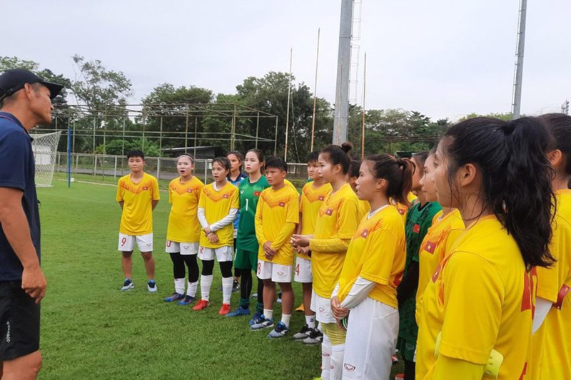 Các nữ tuyển thủ U18 Việt Nam trên sân tập. (Ảnh: VFF)
