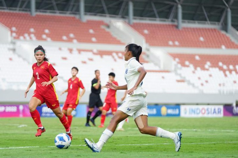 Đội tuyển U18 nữ Thái Lan (áo trắng) không thể vượt qua các cô gái Việt Nam. (Ảnh: VFF)