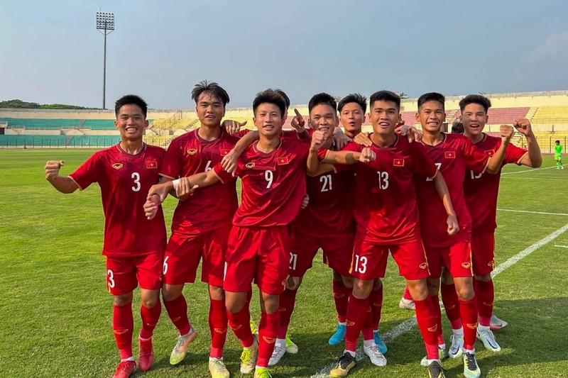 Các tuyển thủ U16 Việt Nam ăn mừng chiến thắng đầu tay. (Ảnh: VFF)