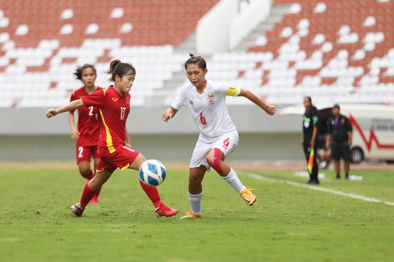 U18 nữ Việt Nam (áo đỏ) thi đấu tự tin trước Myanmar. (Ảnh: VFF)