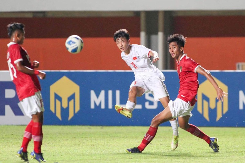 Sự áp sát của các cầu thủ U16 Indonesia (áo đỏ) khiến các tuyển thủ Việt Nam gặp khó khăn. (Ảnh: VFF)