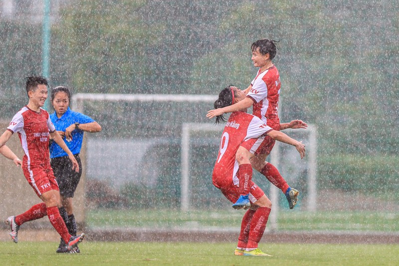 Các cầu thủ TKS Việt Nam ăn mừng bàn thắng dưới cơn mưa nặng hạt. (Ảnh: VFF)