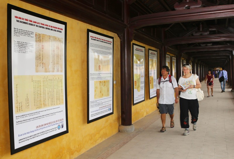 Khách tham quan Triển lãm Văn bản hành chính nhà nước nhìn từ Châu bản triều Nguyễn, Di sản tư liệu thế giới được UNESCO ghi danh. Ảnh: Hồ Cầu