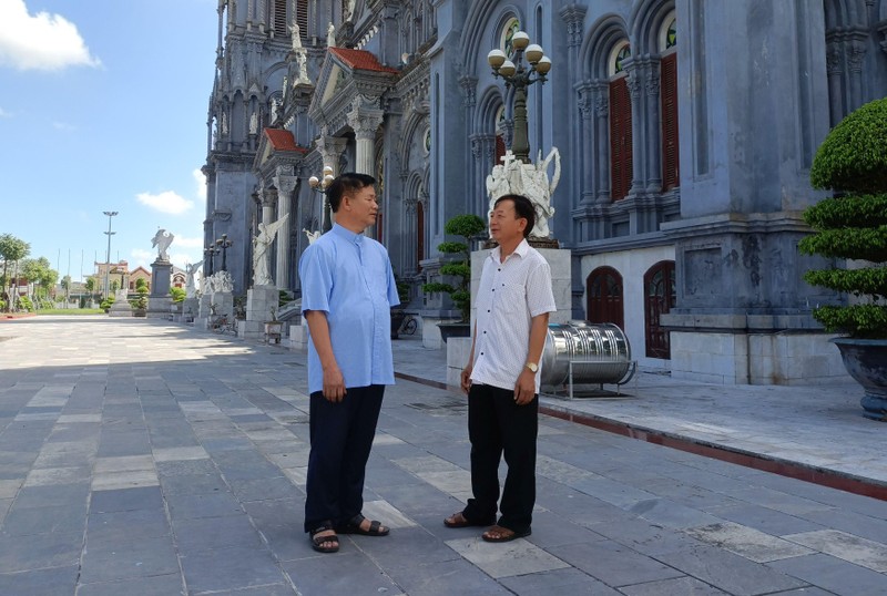 Linh mục Vũ Văn Hướng (bên trái) có những đóng góp tích cực vào phong trào chung của huyện Tiền Hải, tỉnh Thái Bình.