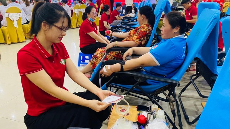 Chương trình hiến máu tình nguyện “Giọt hồng xứ Nghệ” lần thứ X thu hút gần 1.500 tình nguyện viên là cán bộ, công chức, viên chức, đoàn viên thanh niên của các cơ quan, đơn vị, các tổ chức đoàn thể và nhân dân ở thành phố Vinh.
