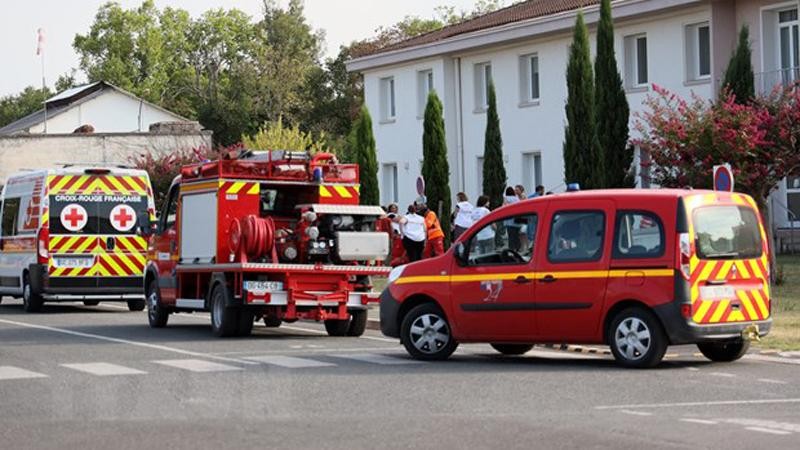 Lính cứu hỏa được triển khai tại hiện trường vụ nổ nhà máy công nghiệp Manuco ở thành phố Bergerac, miền đông nam Pháp. (Ảnh: AFP/TTXVN)