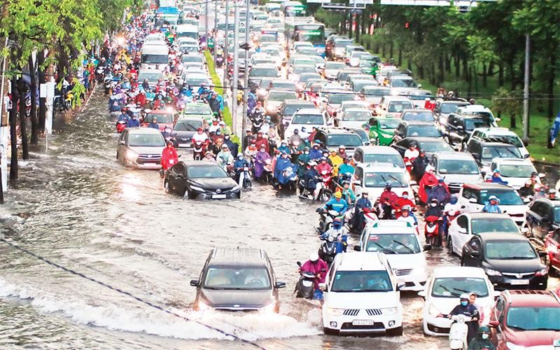 Ngập nước do mưa lớn trên đường Ðiện Biên Phủ. 