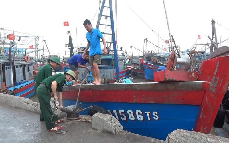 Bộ đội Biên phòng Ðồn Nghi Sơn, Thanh Hóa hỗ trợ ngư dân kiểm tra, đưa phương tiện vào nơi neo đậu an toàn. 