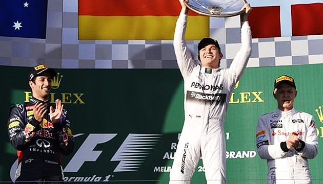 Niềm vui chiến thắng trên bục nhận giải của Nico Rosberg. (Ảnh: Formula 1)