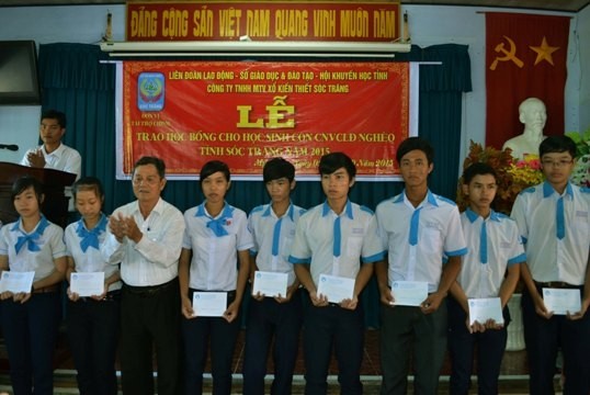 Trao học bổng đến các em học sinh con cán bộ công nhân viên chức lao động nghèo hiếu học tỉnh Sóc Trăng.