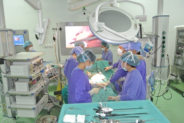 Một ca phẫu thuật tại phòng mổ nội soi ở tòa nhà kỹ thuật cao của Bệnh viện Hữu nghị Việt Đức.