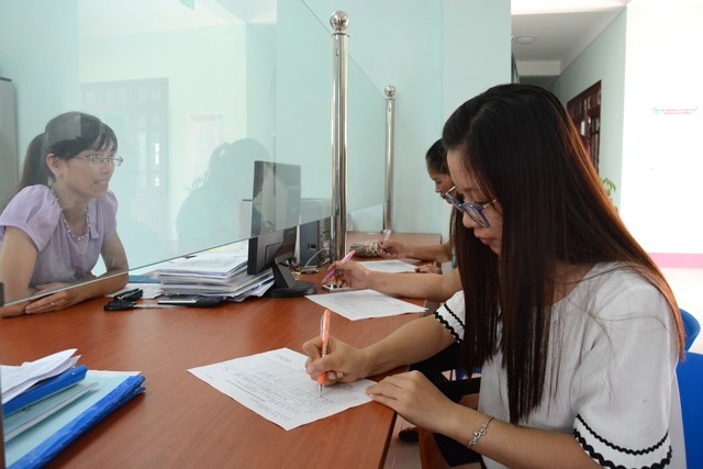Người dân làm thủ tục đăng ký Bảo hiểm y tế tự nguyện tại Bảo hiểm xã hội huyện Trùng Khánh (Cao Bằng). 