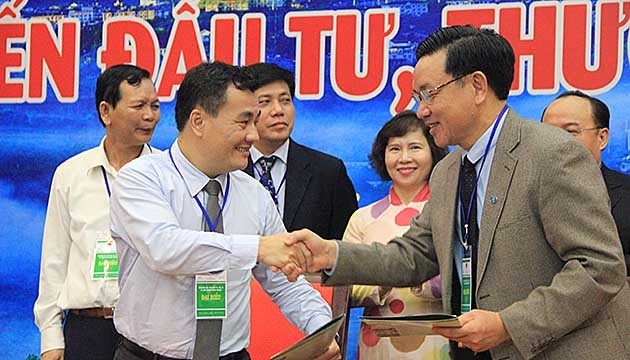 Đại diện lãnh đạo tỉnh Đác Nông trao giấy chứng nhận đầu tư cho các doanh nghiệp.