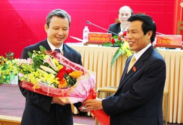 Đồng chí Lê Trường Lưu (bên trái), Phó Bí thư Tỉnh ủy, Chủ tịch HĐND tỉnh được bầu giữ chức Bí thư Tỉnh ủy, nhiệm kỳ 2010-2015.