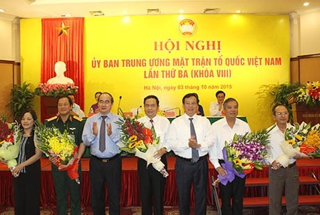 Ông Trần Thanh Mẫn (giữa) được Hội nghị hiệp thương cử làm Phó Chủ tịch chuyên trách Ủy ban Trung ương MTTQ Việt Nam khóa VIII.
