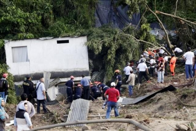 Các nhân viên cứu hộ đang tìm kiếm nạn nhân của vụ lở đất tại Santa Catarina Pinula, Guatemala, ngày 2-10-2015. (Ảnh: Reuters)