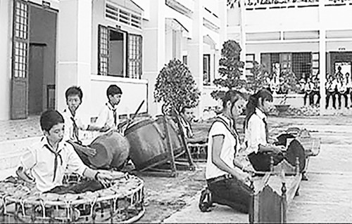 Học sinh dân tộc Khmer Trường Dân tộc nội trú tỉnh Sóc Trăng luyện tập chơi nhạc cụ ngũ âm.
