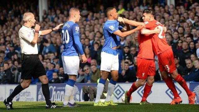 Everton (áo xanh) và Liverpool chia điểm trong trận cầu quyết liệt.