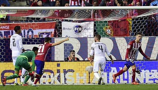 Luciano Vietto (ngoài cùng bên phải) ăn mừng bàn thắng vào lưới Real Madrid. (ảnh: Getty Images)