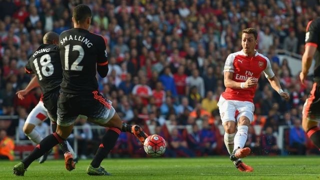 M. Ozil (áo đỏ) ghi bàn thứ hai cho Arsenal.