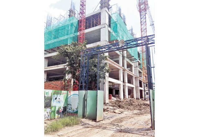 Chung cư Tecco Tham Lương (phường Tân Thới Nhất, quận 12) thi công đến tầng thứ 5, nhưng chưa được cấp phép xây dựng.