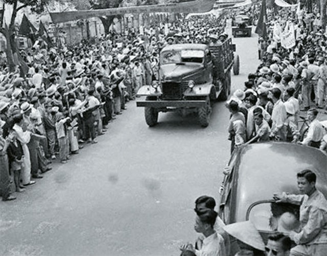Đại đoàn 308 tiến vào Thủ đô Hà Nội trong sự chào đón nồng nhiệt của đông đảo người dân. Ảnh tư liệu