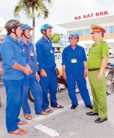 Công an Đồn ga Sài Gòn trao đổi, nắm bắt thông tin từ các thành viên đội xe ôm tự quản.