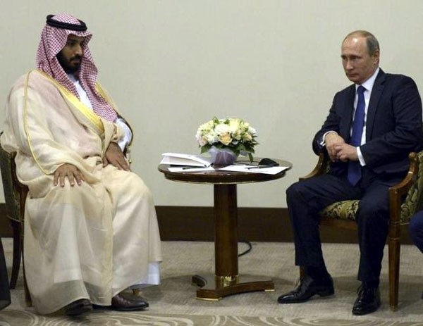 Tổng thống Nga Vladimir Putin (bên phải) có buổi gặp với Bộ trưởng Quốc phòng A-rập Xê-út Mohammed bin Salman tại TP Sochi (LB Nga) ngày 11-10. (Ảnh: Reuters) 