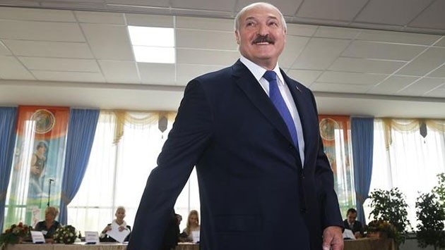 Tổng thống Alexander Lukashenko tại một điểm bầu cử ở Belarus ngày 11-10. (Ảnh: AP).