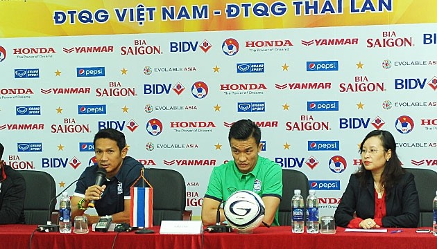 Trợ lý HLV trưởng ĐT Thái-lan Phansa Meesatham (bên trái) và thủ môn đội trưởng Sinthaweechai Hathairattanakool (áo xanh) đồng loạt gửi lời thách đấu tới ĐT Việt Nam. (ảnh: Linh Phan)