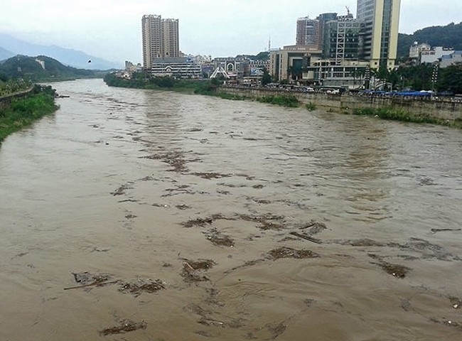 Nước lũ trên sông Hồng đoạn chảy qua TP Lào Cai ngày 11-10. Ảnh: HỒNG THẢO