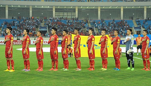 Các tuyển thủ ĐT bóng đá quốc gia làm lễ chào cờ. (ảnh: Linh Phan)