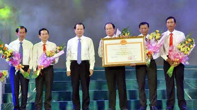 Phó Thủ tướng Chính phủ Vũ Văn Ninh trao danh hiệu cho lãnh đạo thị xã Ngã Bảy.