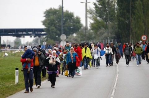 Dòng người tị nạn không ngừng đổ vào các nước châu Âu. Ảnh ROI-TƠ