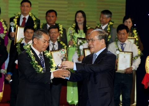 Chủ tịch QH Nguyễn Sinh Hùng trao danh hiệu tôn vinh các nông dân xuất sắc tiêu biểu năm 2015. Ảnh: NGUYỄN DÂN (TTXVN)