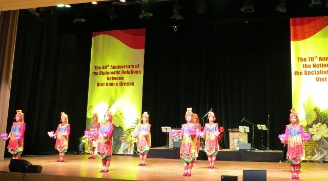 Các nghệ sĩ Đoàn nghệ thuật quốc gia Việt Nam biểu diễn các tiết mục nghệ thuật dân tộc đặc sắc.