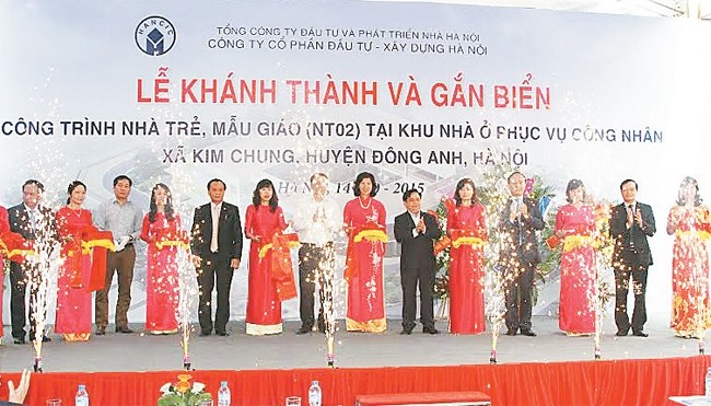 Các đại biểu tại Lễ khánh thành và gắn biển công trình nhà trẻ, mẫu giáo tại Khu nhà ở phục vụ công nhân xã Kim Chung, huyện Đông Anh.