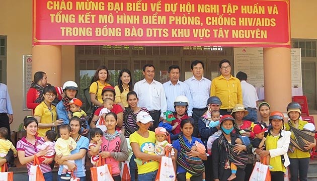 Các đại biểu và đông đảo người dân là đồng bào DTTS ở xã Hòa Xuân, TP Buôn Ma Thuột tham dự tổng kết mô hình điểm phòng, chống HIV/AIDS trong đồng bào DTTS khu vực Tây Nguyên.