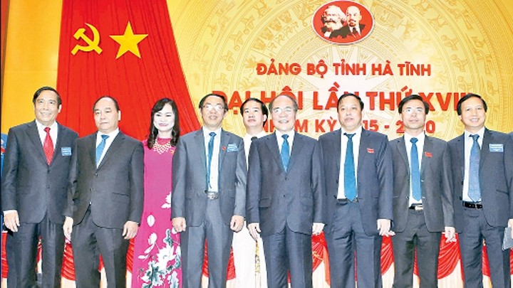 Chủ tịch QH Nguyễn Sinh Hùng với các đại biểu dự Đại hội Đảng bộ tỉnh Hà Tĩnh.