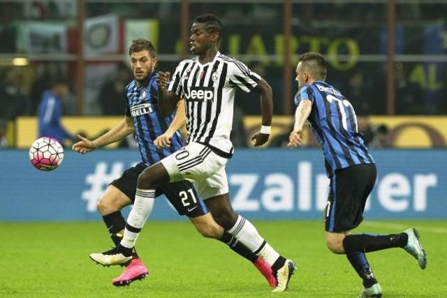 P. Pogba (Juventus, áo sọc trắng đen) đi bóng trước các cầu thủ Inter Milan.