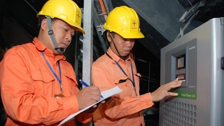 Công nhân Công ty Điện lực Ba Đình kiểm tra hệ thống thiết bị điện trong Tòa nhà Quốc hội nhằm bảo đảm cấp điện ổn định, an toàn cho kỳ họp Quốc hội. 
