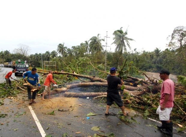Khắc phục hậu quả do bão ở Phi-li-pin.       Ảnh AP