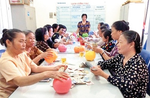 Phong trào "Nuôi lợn nhựa tiết kiệm" của phụ nữ phường Thành Công, quận Cầu Giấy giúp nhiều gia đình hội viên phát triển kinh tế. Ảnh: THANH THẢO