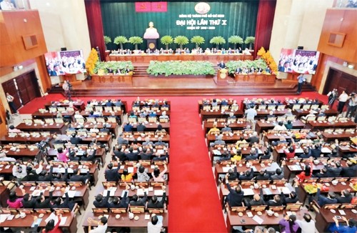 Các đại biểu biểu quyết thông qua Nghị quyết Đại hội đại biểu Đảng bộ TP Hồ Chí Minh lần thứ 10, nhiệm kỳ 2015 - 2020.