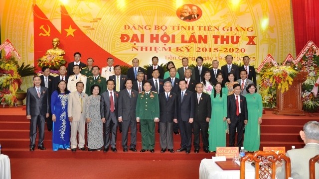 Đồng chí Ngô Xuân Lịch chụp ảnh lưu niệm với các đại biểu.